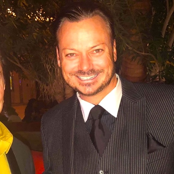 Hi I’m Vincent from Vegas.  Some people call me Vince, Vinnie or Vegas-Vinnie - Picture 2 of 12